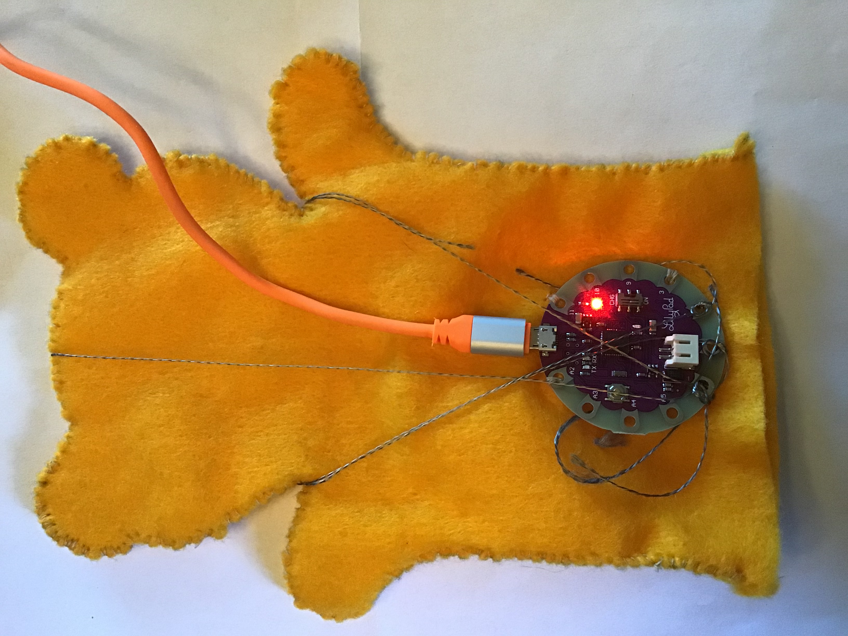 Photo de la marionnette avec les composantes du circuit électrique verso