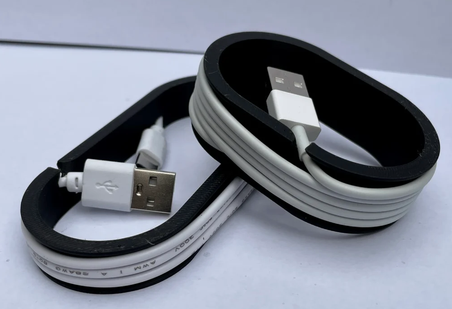 Image de deux organisateurs de câble USB.