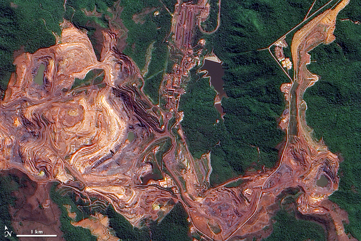 Image satellitaire d'une mine à ciel ouvert au Brésil.