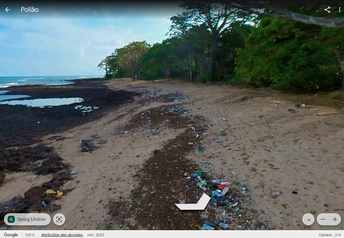 Une plage polluée par des déchets de plastiques