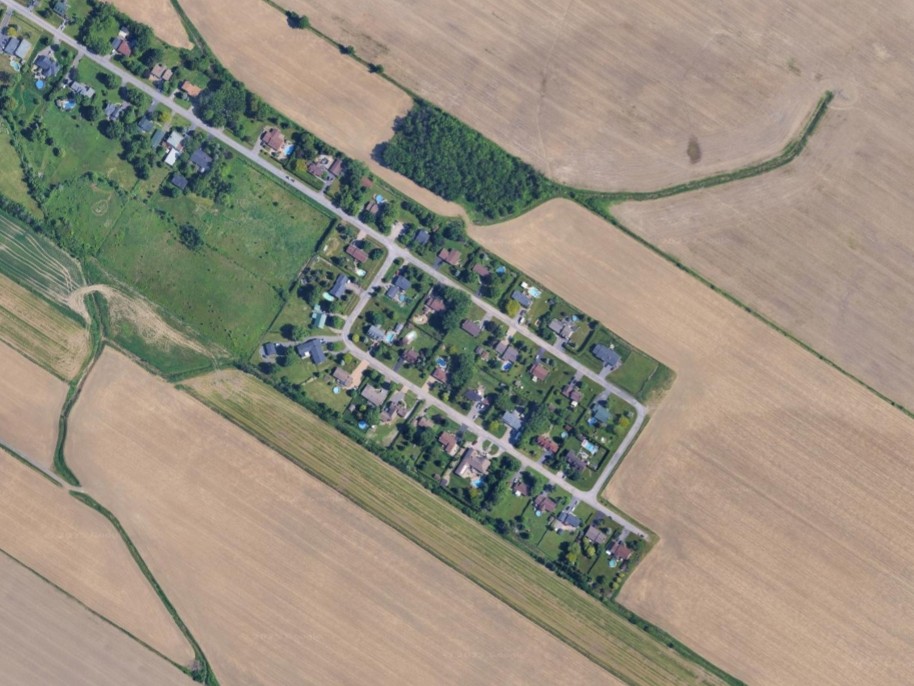 Image satellitaire d'une banlieue à proximité de champs