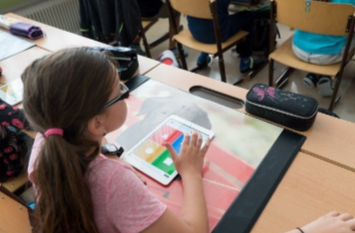 Élève répondant à un questionnaire interactif