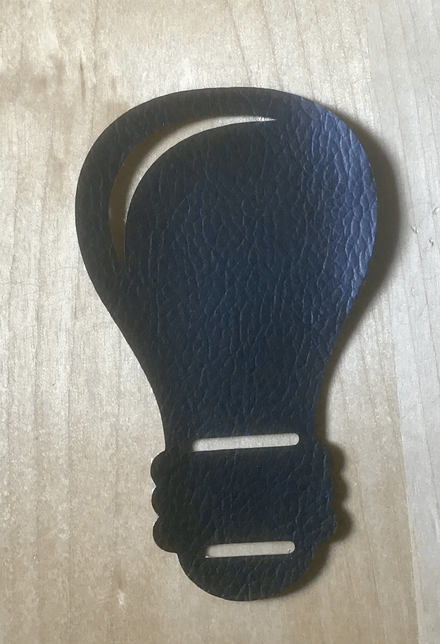 Image d'une ampoule découpée dans du cuir